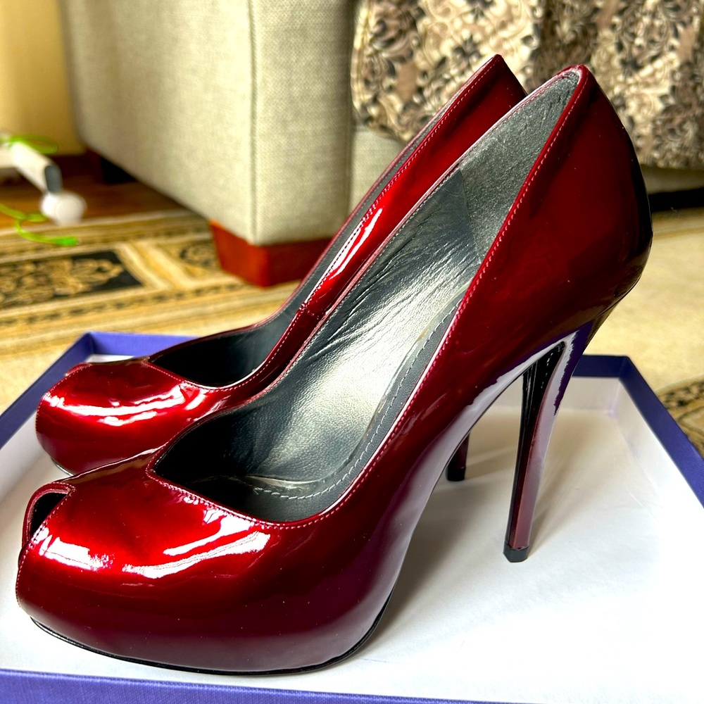 🚩NWT y2k Stuart Weitzman patent burgundy VICTORIA peep toe heels! 🥰